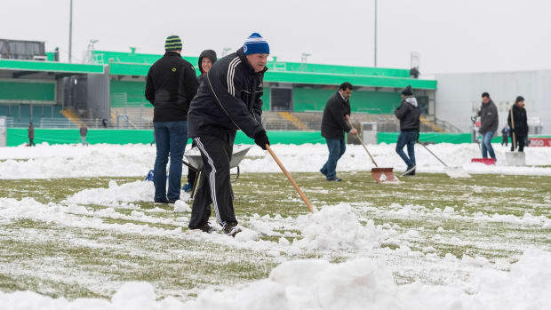 sf-lotte-1860-munich-fans-shovel-snow.jpg